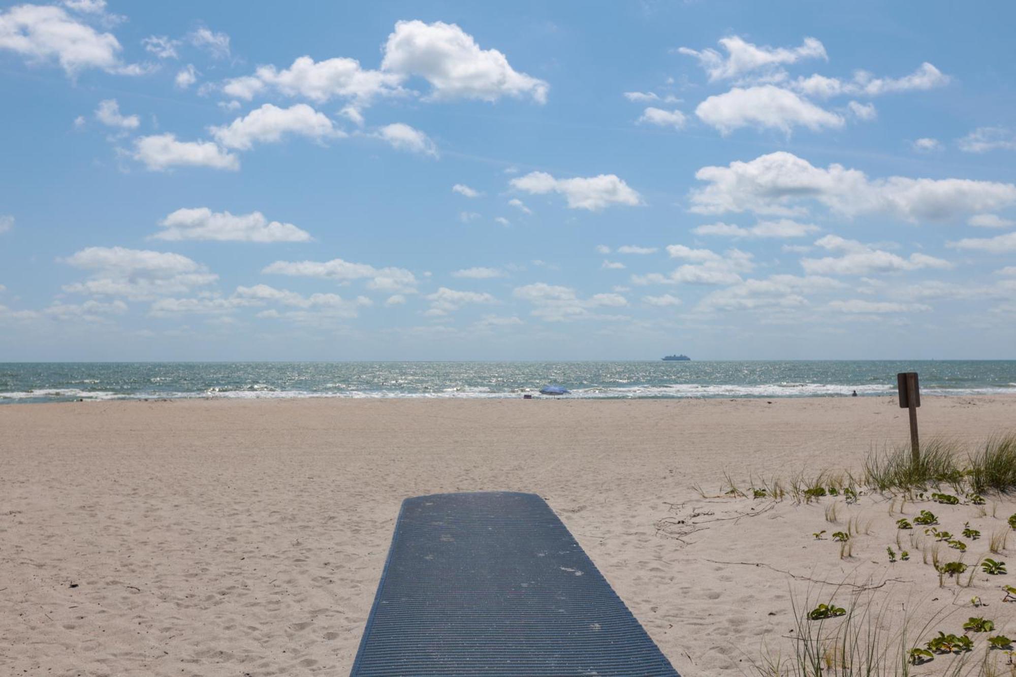Cape Canaveral Escape With Grill Walk To Beach! Exterior photo